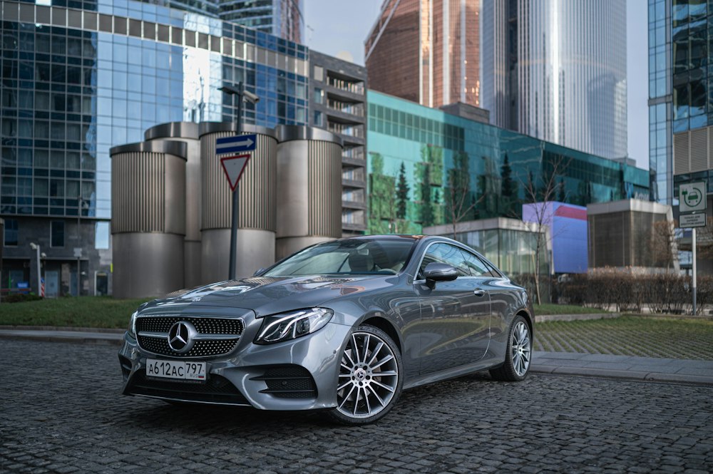 Mercedes-Benz coupé in a modern city